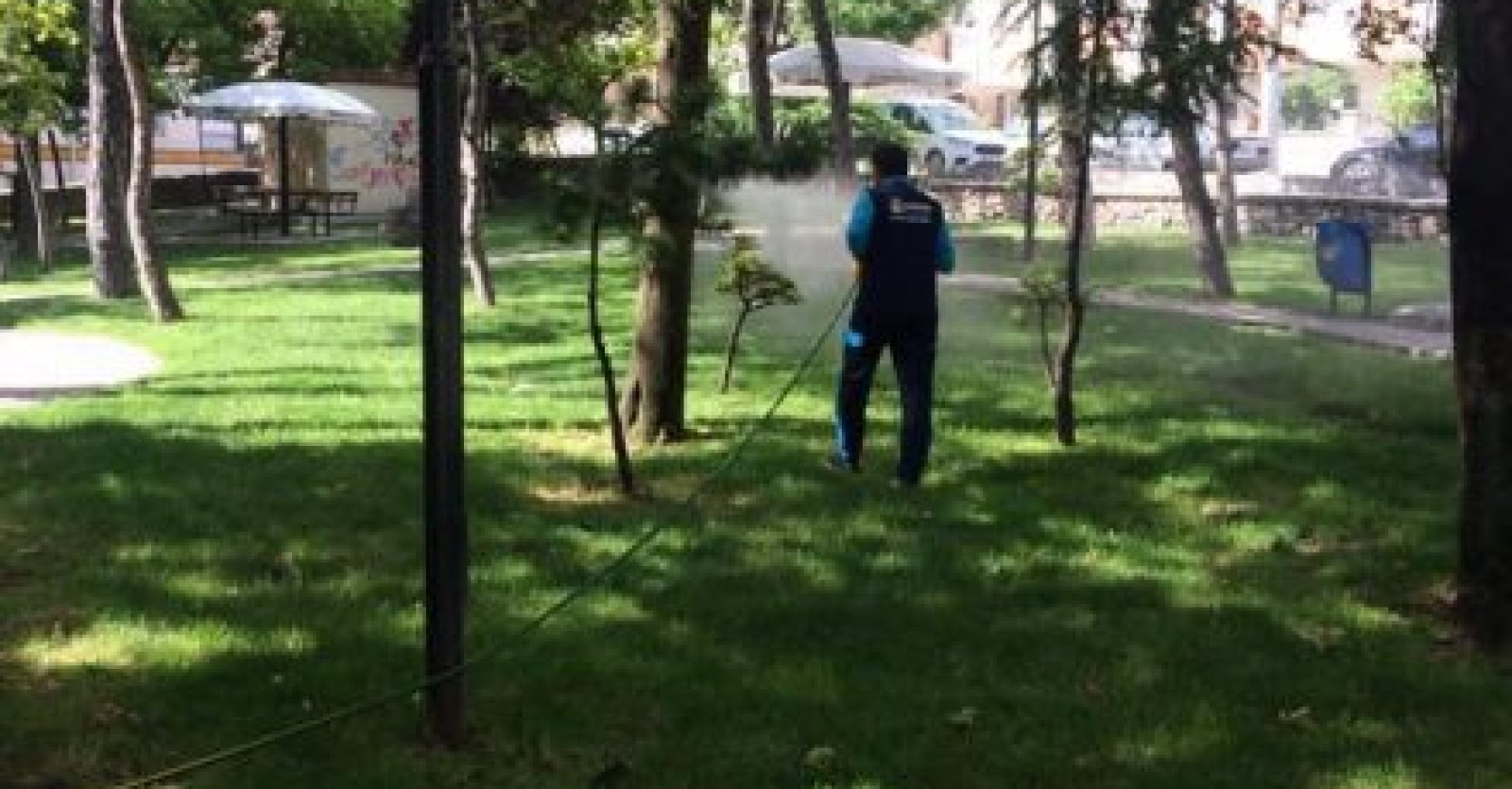 Vatandaşlarımızın yaz sezonu boyunca sıkıntı yaşamamaları için ilk günden itibaren ilçemiz genelinde karasinek, sivrisinek ve çeşitli haşerelerin üreme noktalarında sürdürdüğümüz ilaçlama çalışmalarımız titizlikle devam ediyor.