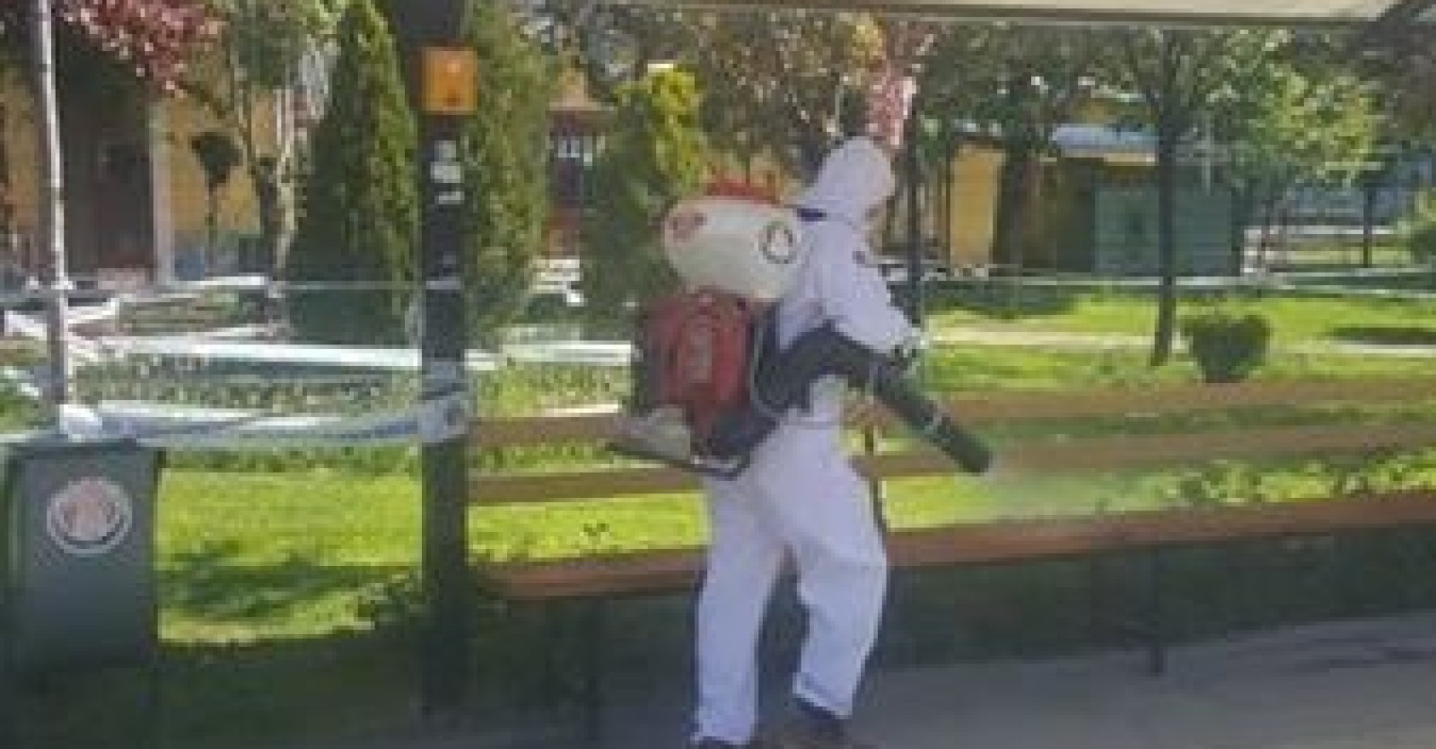 Dışarı çıkmak zorunda olan vatandaşlarımızın yoğun olarak kullandığı otobüs ve banliyö duraklarında dezenfekte çalışmalarımız tüm titizliğiyle sürüyor.