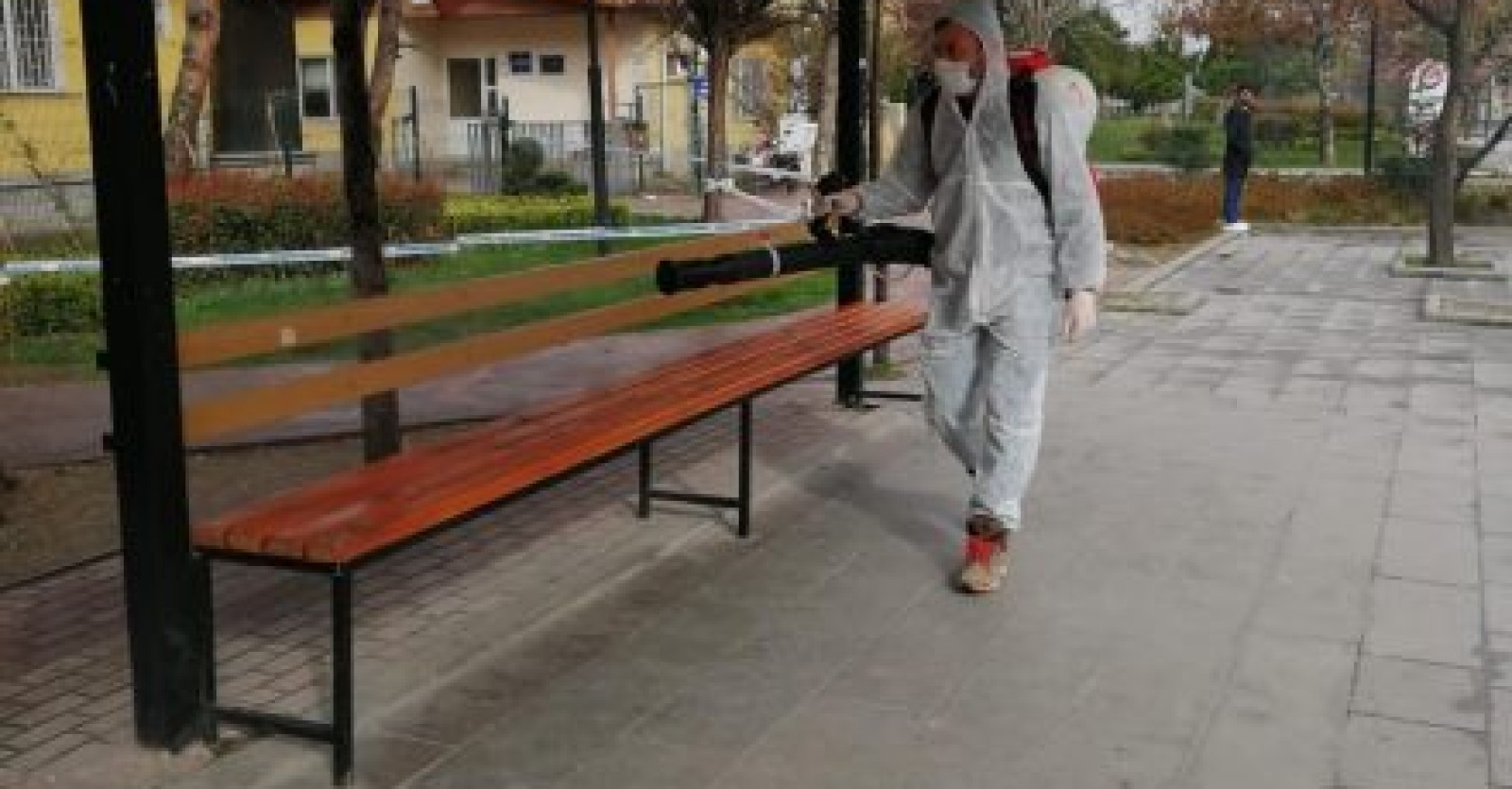 Pazar yerleri, ATM’ler, tren istasyonları, dolmuş durakları ve alt geçitler başta olmak üzere ilçemizde dezenfekte edilmedik yer bırakmıyoruz.