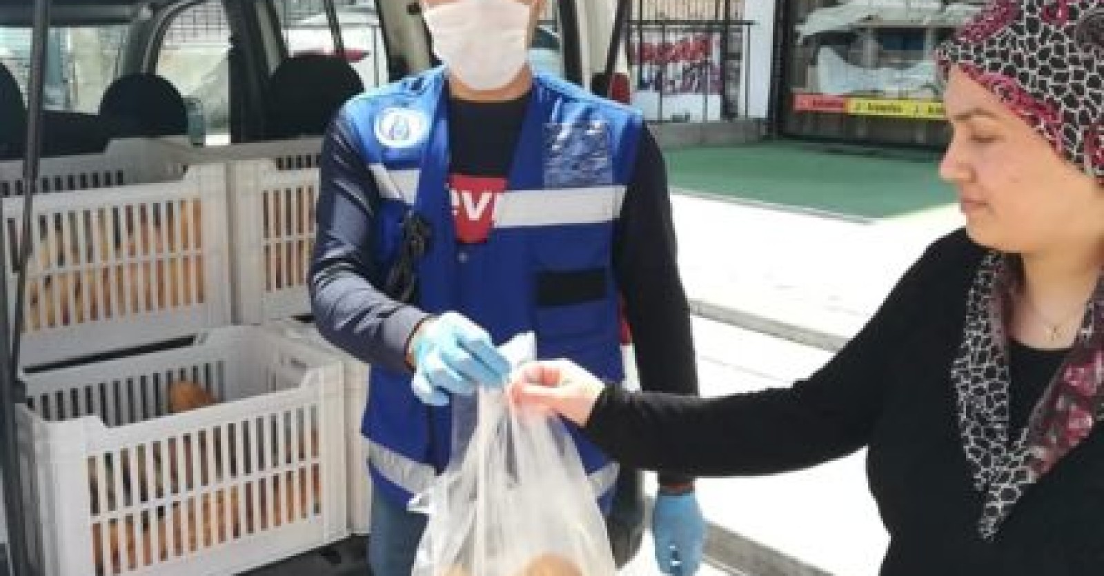 İki günlük sokağa çıkma yasağının ardından Vefa Destek Ekibimiz bütün mahallerimizde ekmek dağıtımı için hizmetinizde!