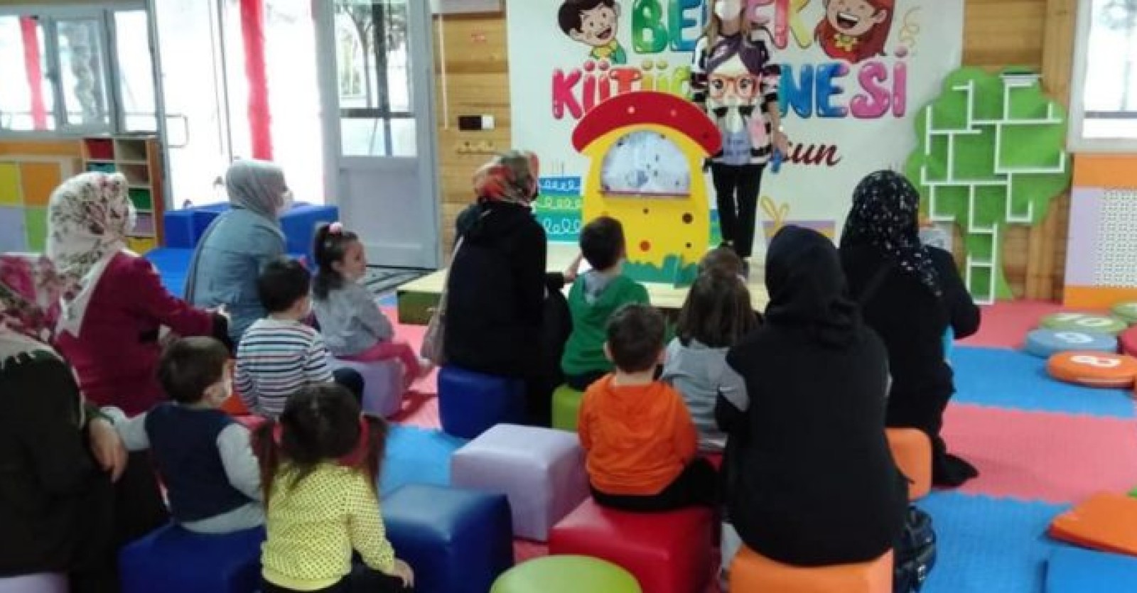 Bebek Kütüphanemizde minikler kitapların içinde büyüyor, etkinliklerimizle okuma bilinci kazanıyor.