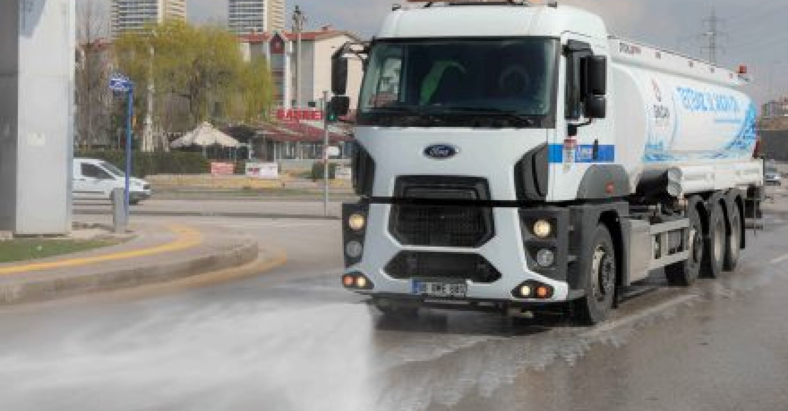 BANKALAR, PAZARLAR, ARA SOKAKLAR… SİNCAN’DA EKİPLER HER YERİ DEZENFEKTE EDİYOR