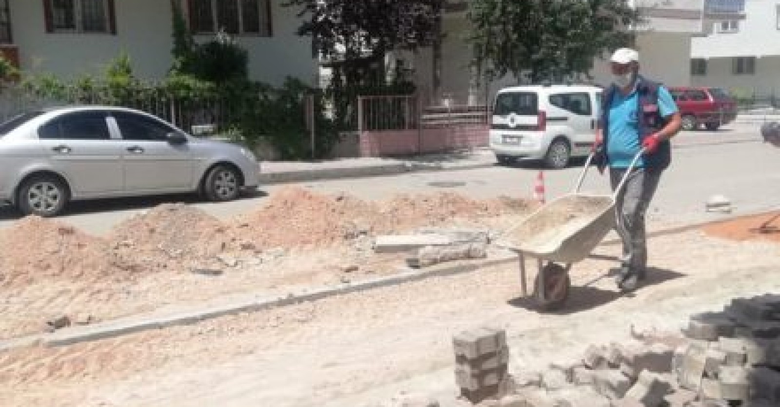 Fen İşleri Müdürlüğü ekiplerimiz Sincanımızın dört bir tarafında kaldırım bakım-onarım çalışmalarını aralıksız sürdürüyor.