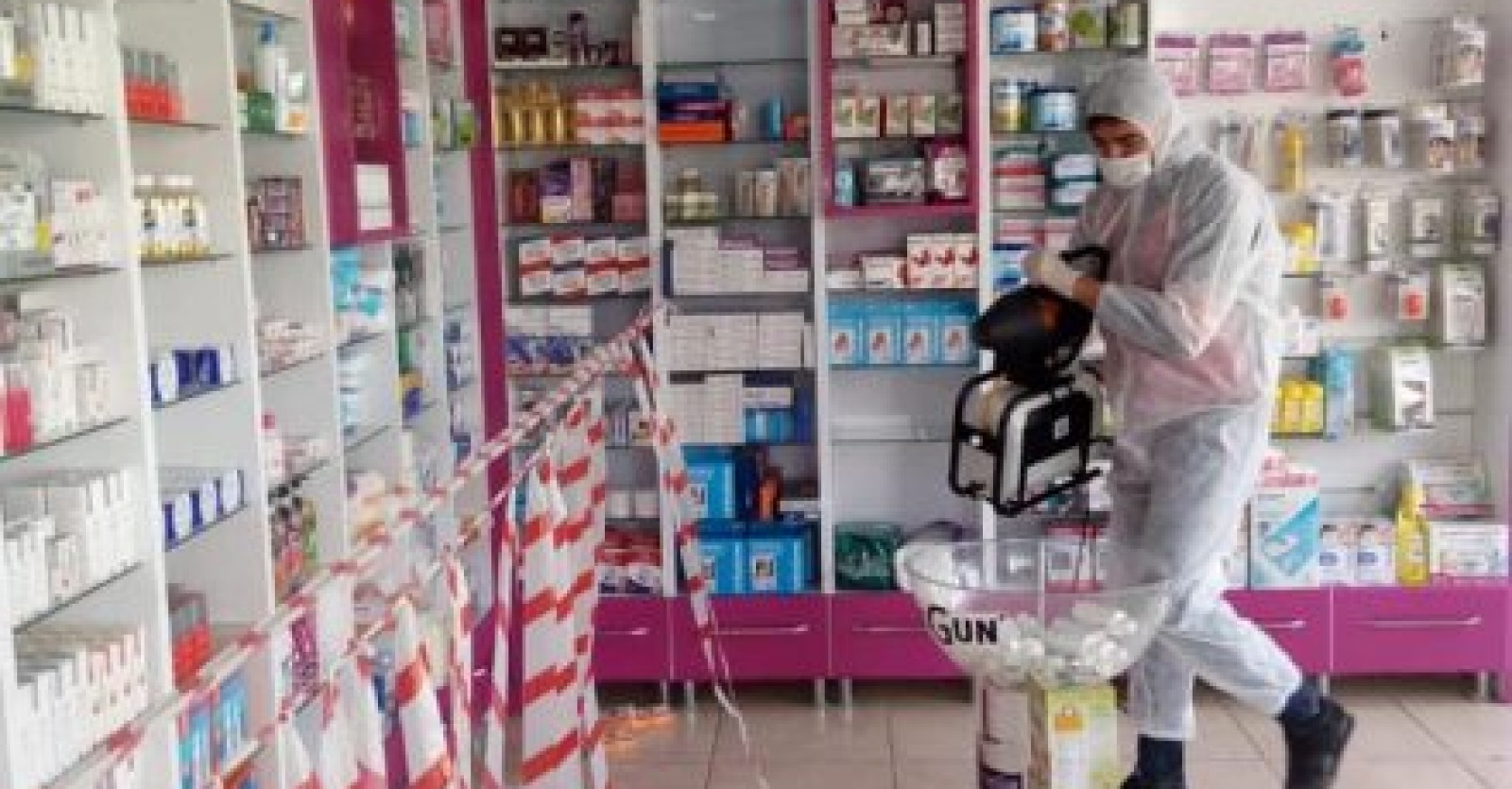 Vatandaşlarımızın sağlığını korumak adına bu zorlu süreçte özveriyle hizmet veren eczanelerimizin ilaçlama ve dezenfeksiyon işlemlerini aralıksız sürdürüyoruz.