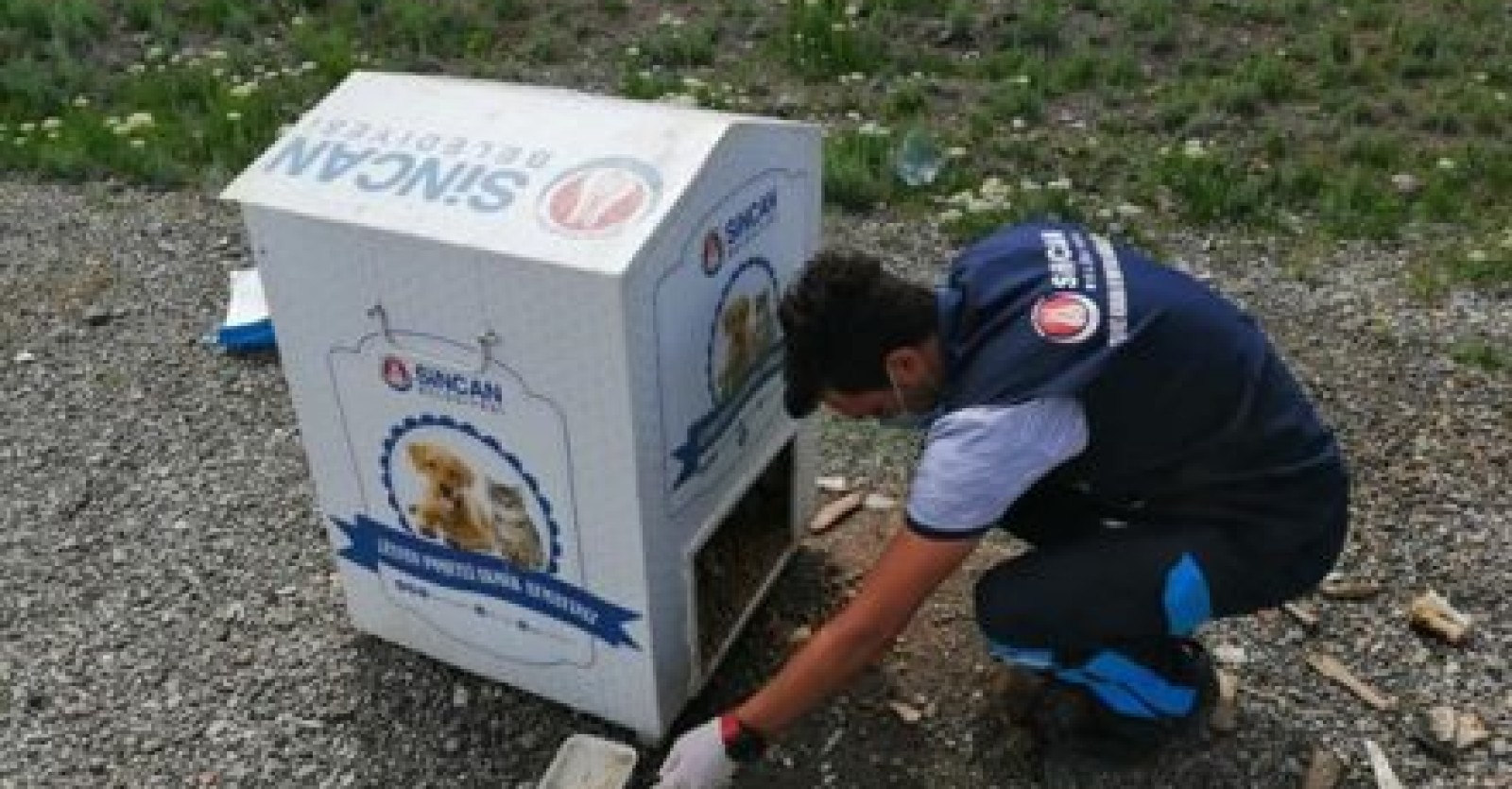 Ekiplerimiz sokak hayvanlarımız için ilçemizde bulunan beslenme noktalarına mama bırakmaya devam ediyor.