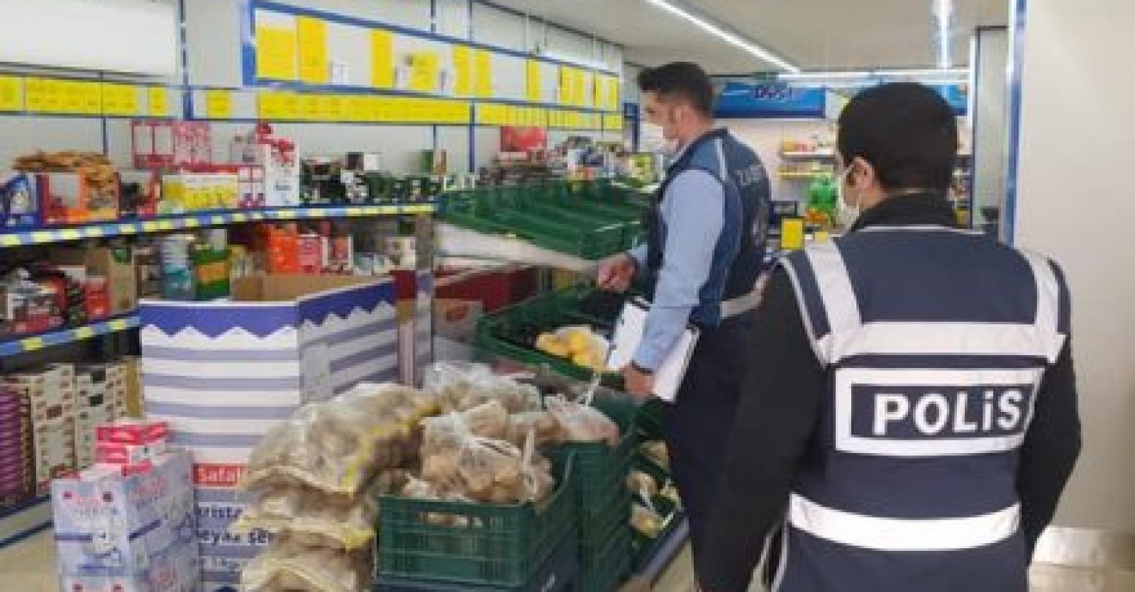 Koronavirüs tedbirleri kapsamında, İlçe Emniyet Müdürlüğü Ekipleri ve Zabıta Ekiplerimiz ilçemiz sınırları içerisinde faaliyet gösteren işyerlerine yönelik denetimlerine devam ediyor.