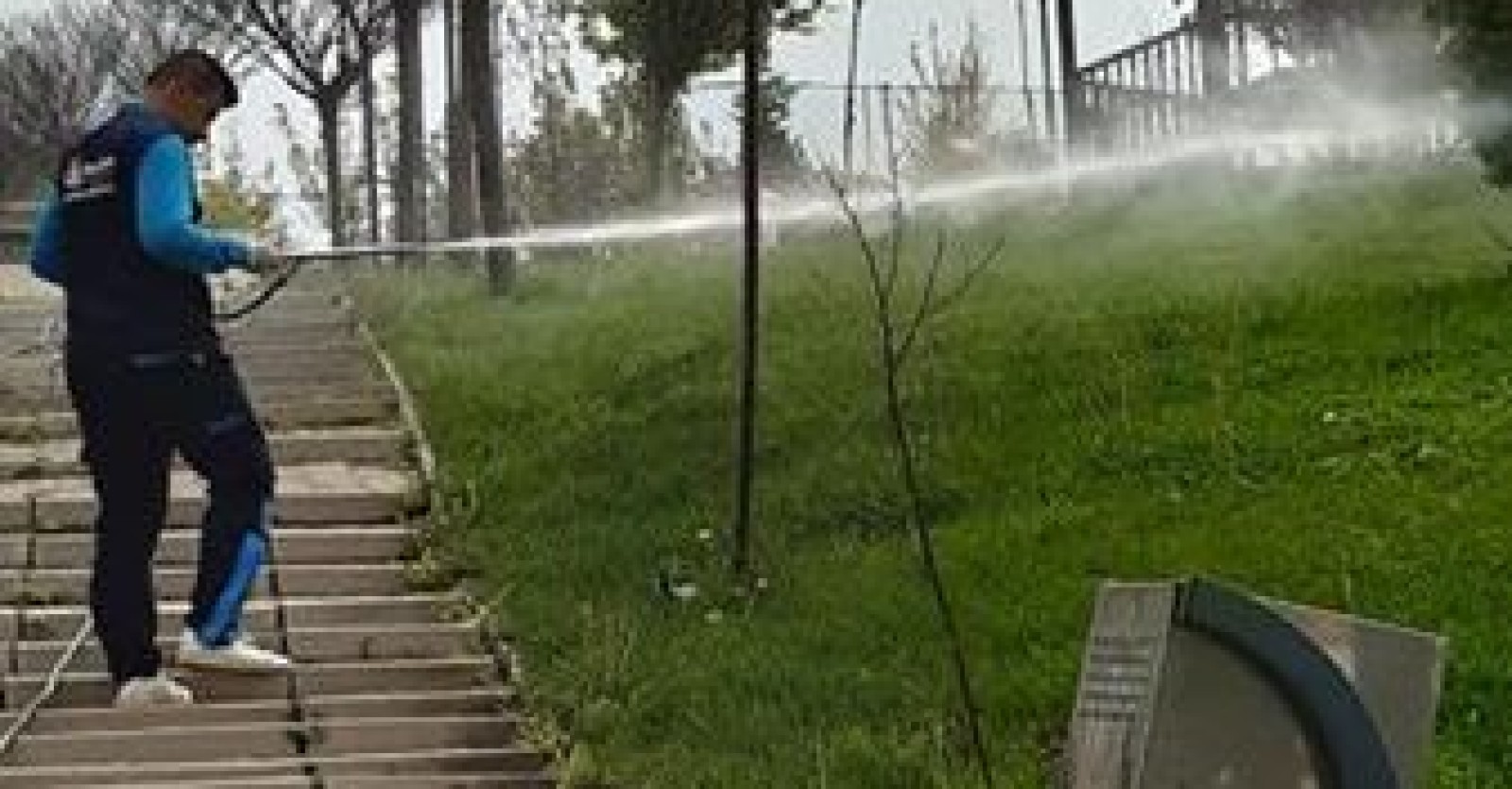 İlçemizde bulunan park ve bahçelerde haşerelere karşı ilaçlama işlemlerimiz rutin olarak sürüyor.