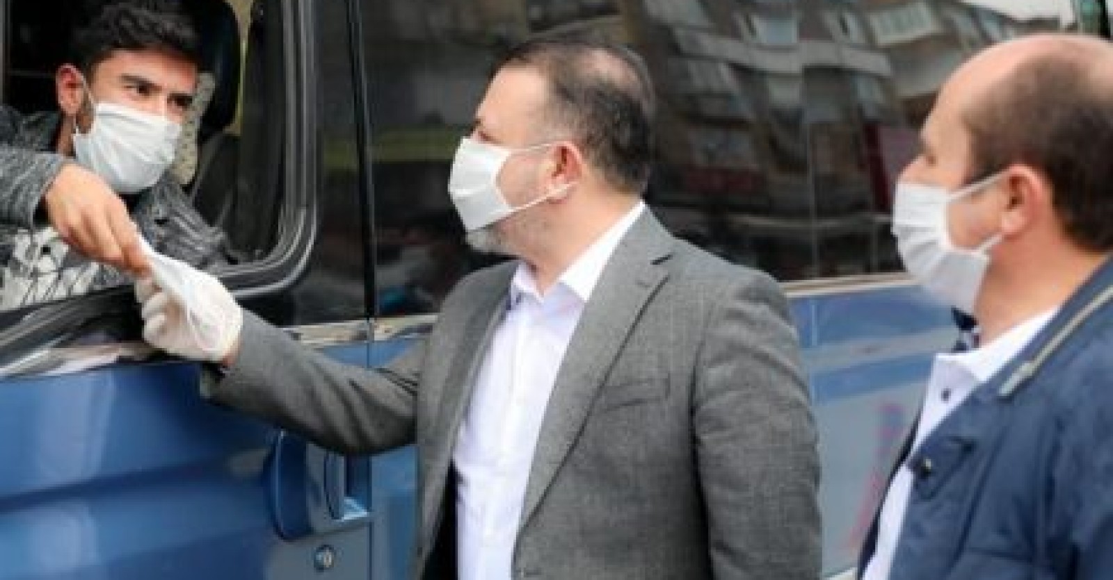 Başkanımız Murat Ercan, Sincan Şoförler ve Otomobilciler Esnaf Odası Başkanı İsa Yalçın’la beraber bu riskli süreçte hizmet veren dolmuşçu ve taksici esnafımızı görevleri başında ziyaret ederek, Koronavirüs tehdidine karşı esnafımıza maske, eldiven v