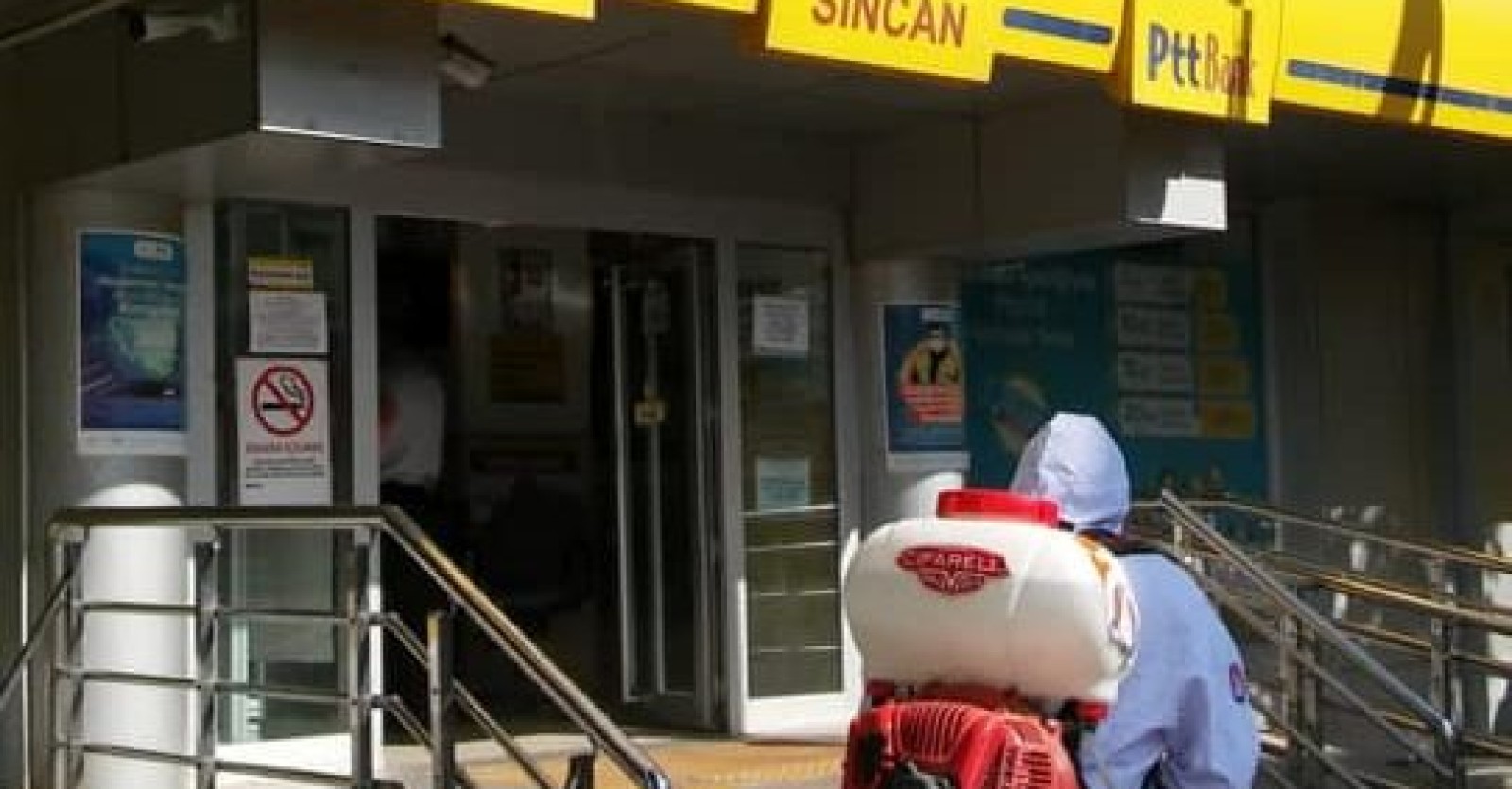 Çevre Koruma ve Kontrol Müdürlüğü ekiplerimiz, vatandaşlarımız tarafından yoğun olarak kullanılan alanların dezenfekte işlemlerine aralıksız devam ediyor.