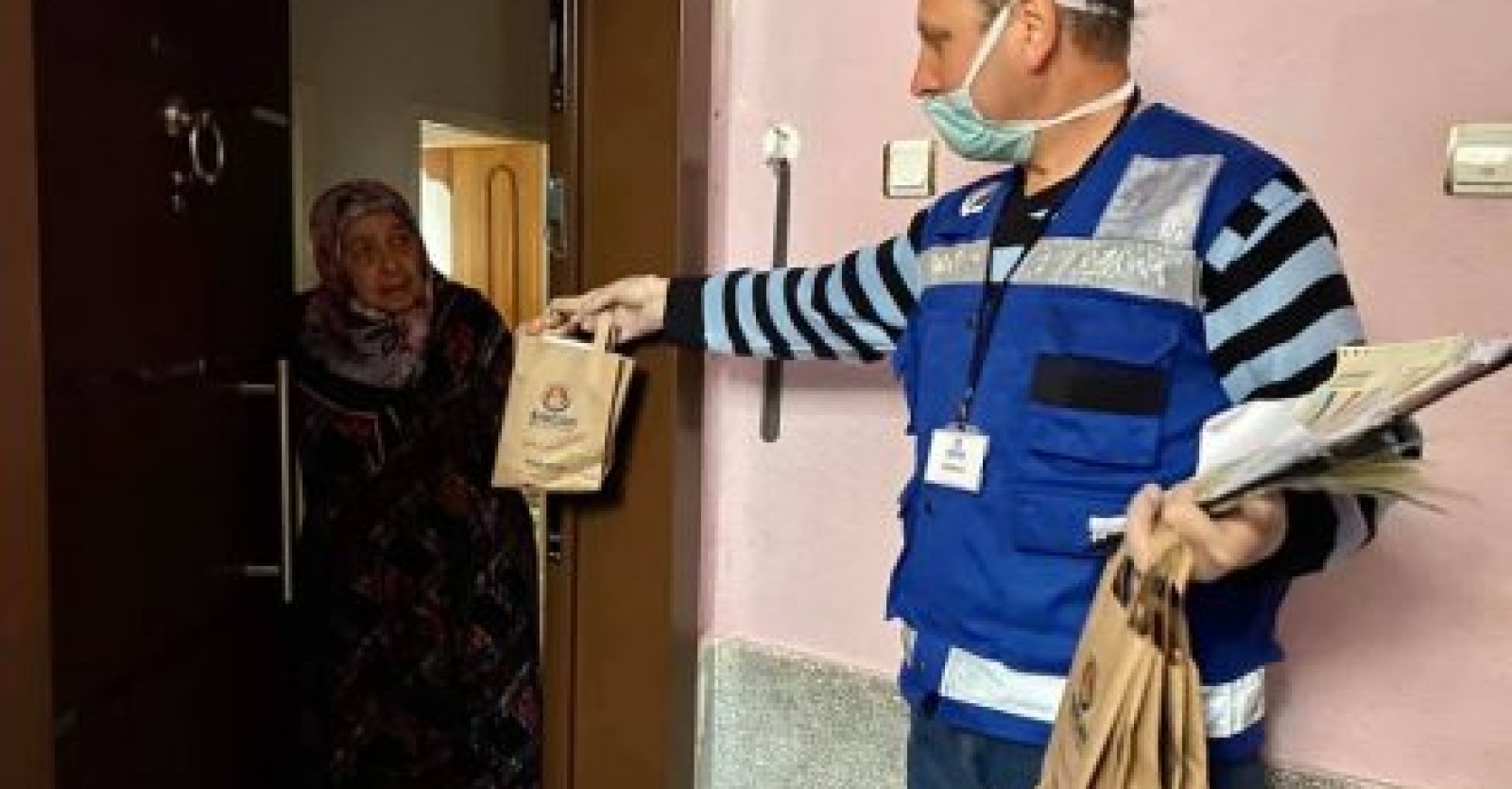 Cumhurbaşkanımız Sayın Recep Tayyip Erdoğan’ın talimatları doğrultusunda hazırladığımız içerisinde dezenfektan, maske, eldiven ve bilgilenme broşürlerimizin bulunduğu paketlerimizi 65 yaş üstü vatandaşlarımıza dağıtmaya başladık.