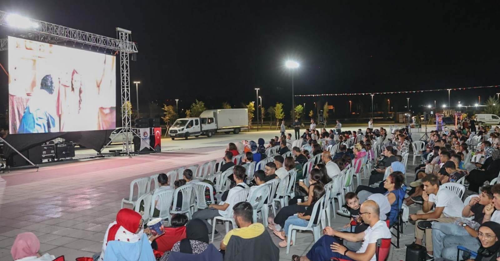 SİNCAN PARKTA AÇIK HAVA SİNEMASI KEYFİ