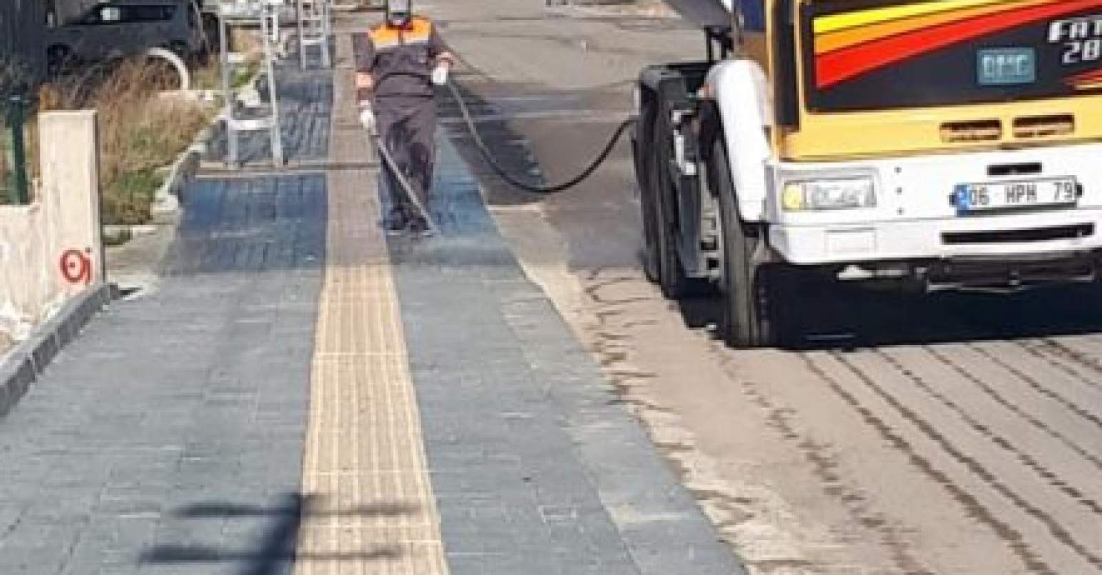 Sincanımızda hijyen önlemlerini en üst seviyede tutuyoruz! Menderes Mahallemizde dezenfekte çalışmalarının yanı sıra halkımızın yoğun olarak kullandığı alanlara sosyal mesafeyi korumaları adına uyarı yazıları yerleştiriyoruz.