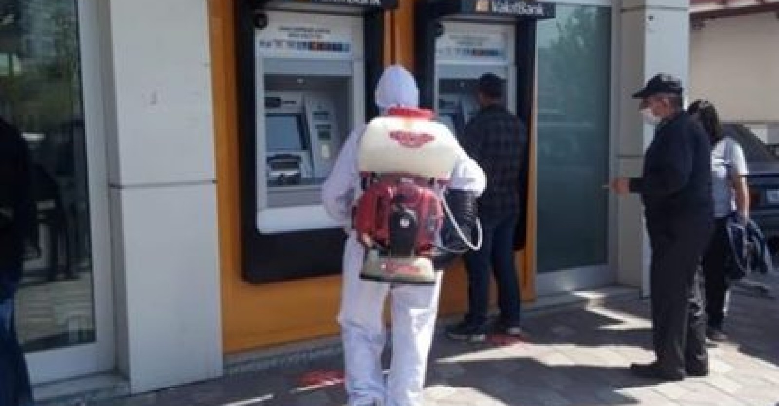 İlçemizdeki banka şubelerini ve ATM’leri sık sık dezenfekte ediyoruz.