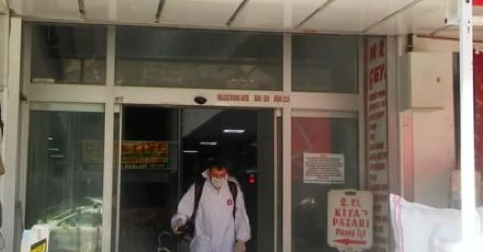 Çevre Koruma ve Kontrol Müdürlüğü ekiplerimiz tarafından ilçemizdeki iş merkezlerine yönelik dezenfekte çalışmalarımız devam ediyor.