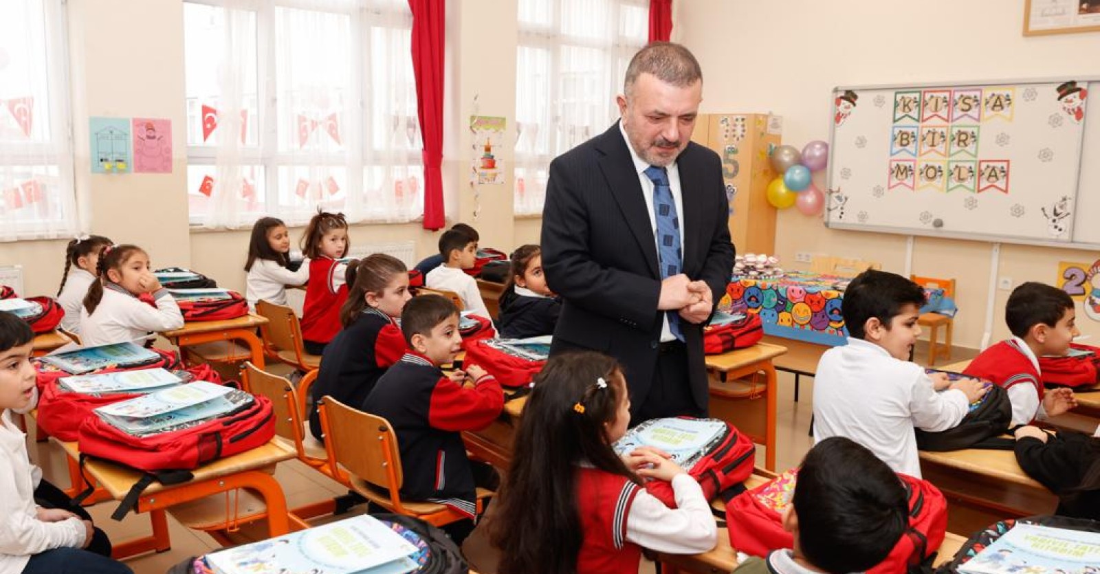 BAŞKAN ERCAN MİNİKLERİN KARNE SEVİNCİNİ PAYLAŞTI