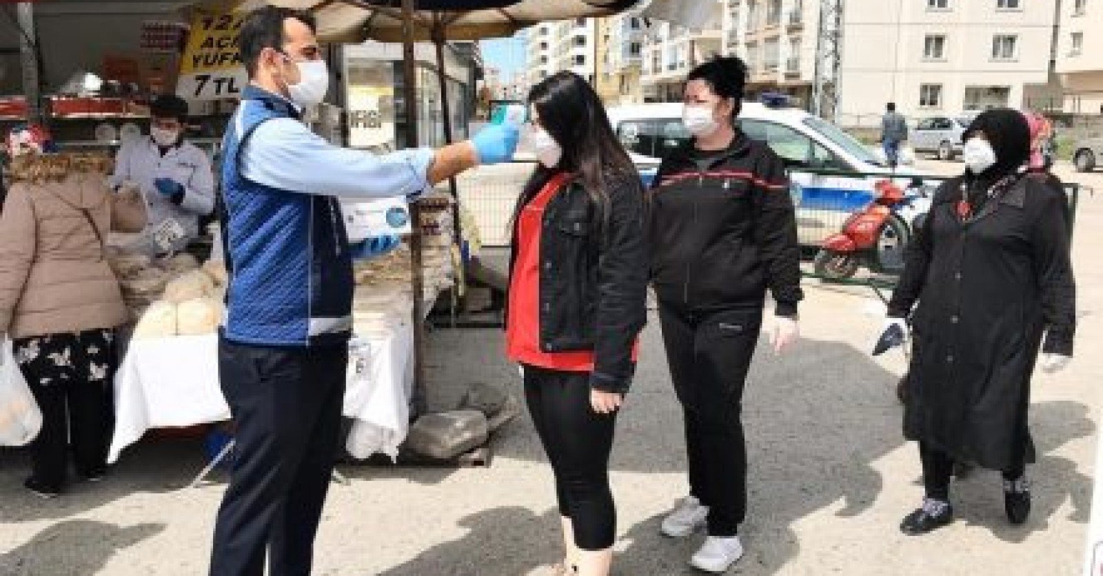 Koronavirüs tedbirleri kapsamında ilçe genelindeki semt pazarlarımız zabıta ekiplerimiz tarafından düzenli olarak kontrol ediliyor.