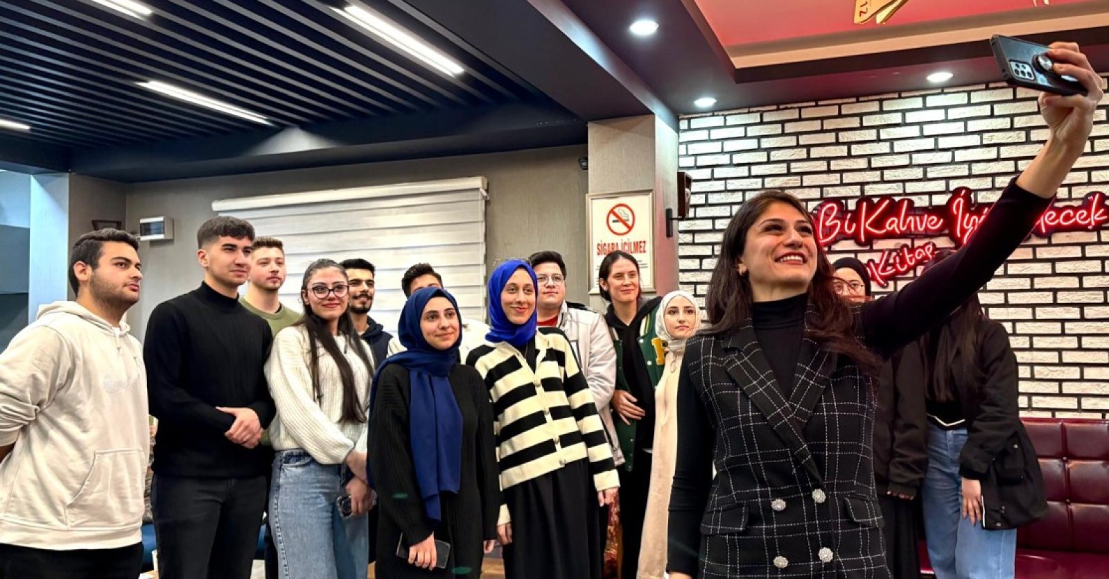 KİTAP KAFE’DE GENÇLER “BAŞARIYI KATLAMA KULÜBÜ”NDE BULUŞTU