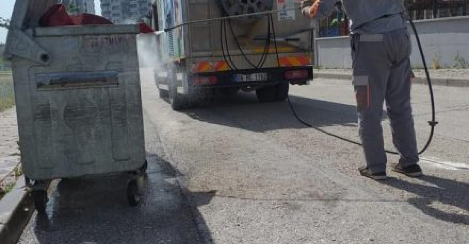 Temizlik faaliyetleri kapsamında ilçemiz genelinde çöp konteyneri yıkama ve dezenfekte çalışmalarımız devam ediyor.