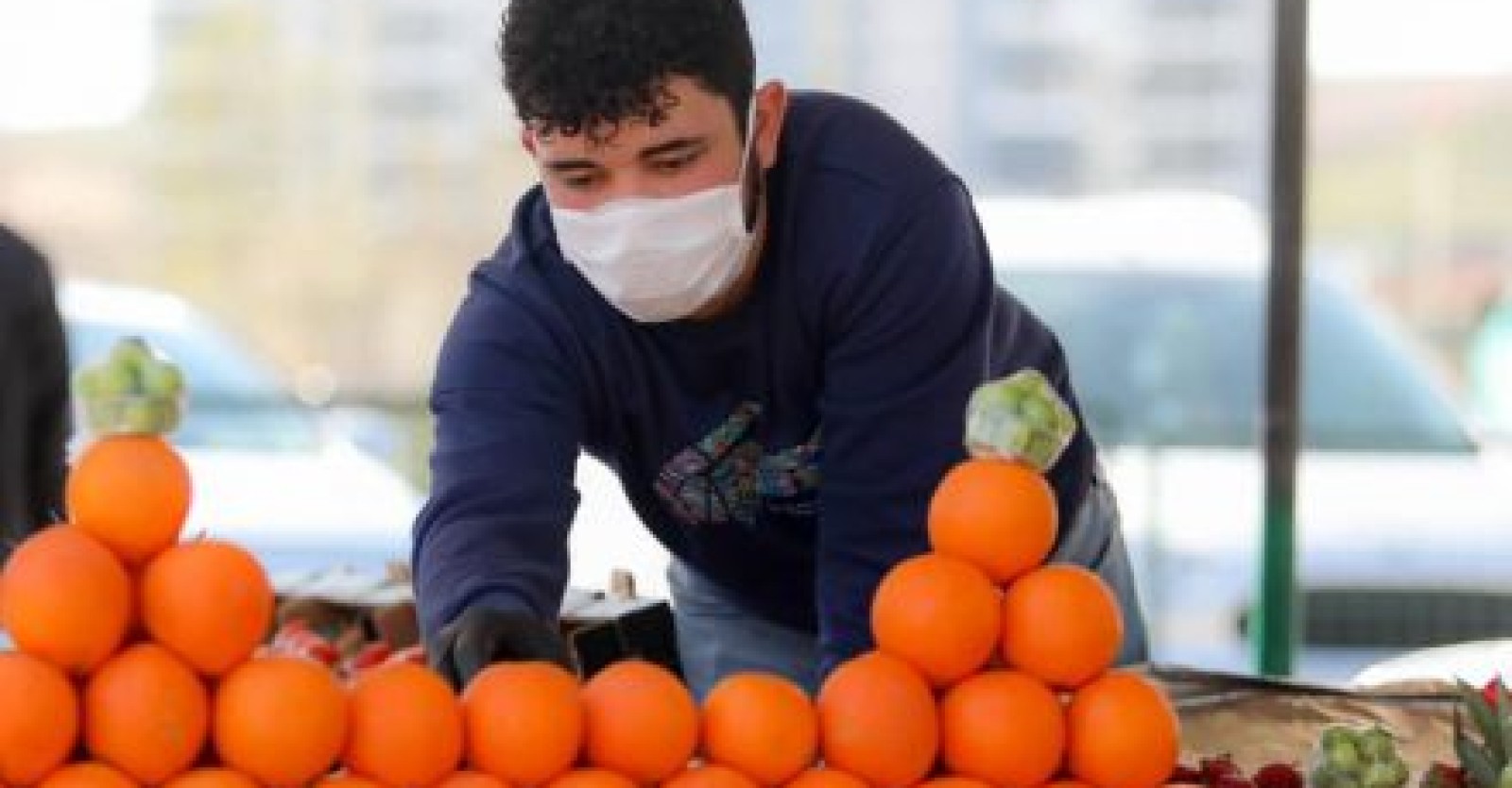 Pazarcı esnafımızın mağduriyetini gidermek ve vatandaşlarımızın ihtiyaçlarını karşılamak üzere Cumartesi ve Pazar gününe denk gelen sebze ve meyve pazarlarımız, sokağa çıkma yasağı nedeniyle PAZARTESİ günü aynı yerlerinde hizmet vermiştir.