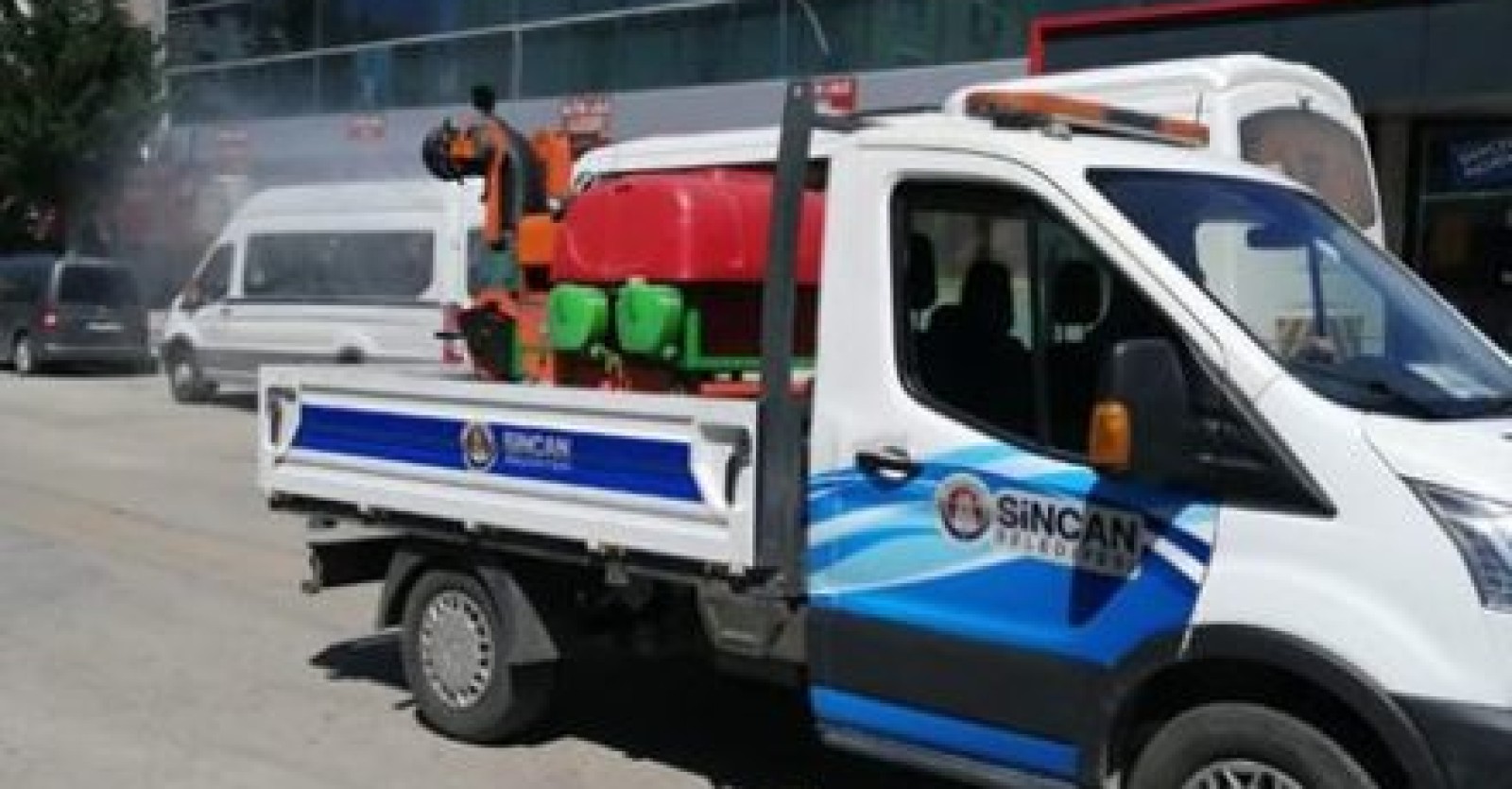 Karasinek, sivrisinek ve zararlı haşerelere karşı ilaçlama çalışmalarımız tüm titizliğiyle devam ediyor…