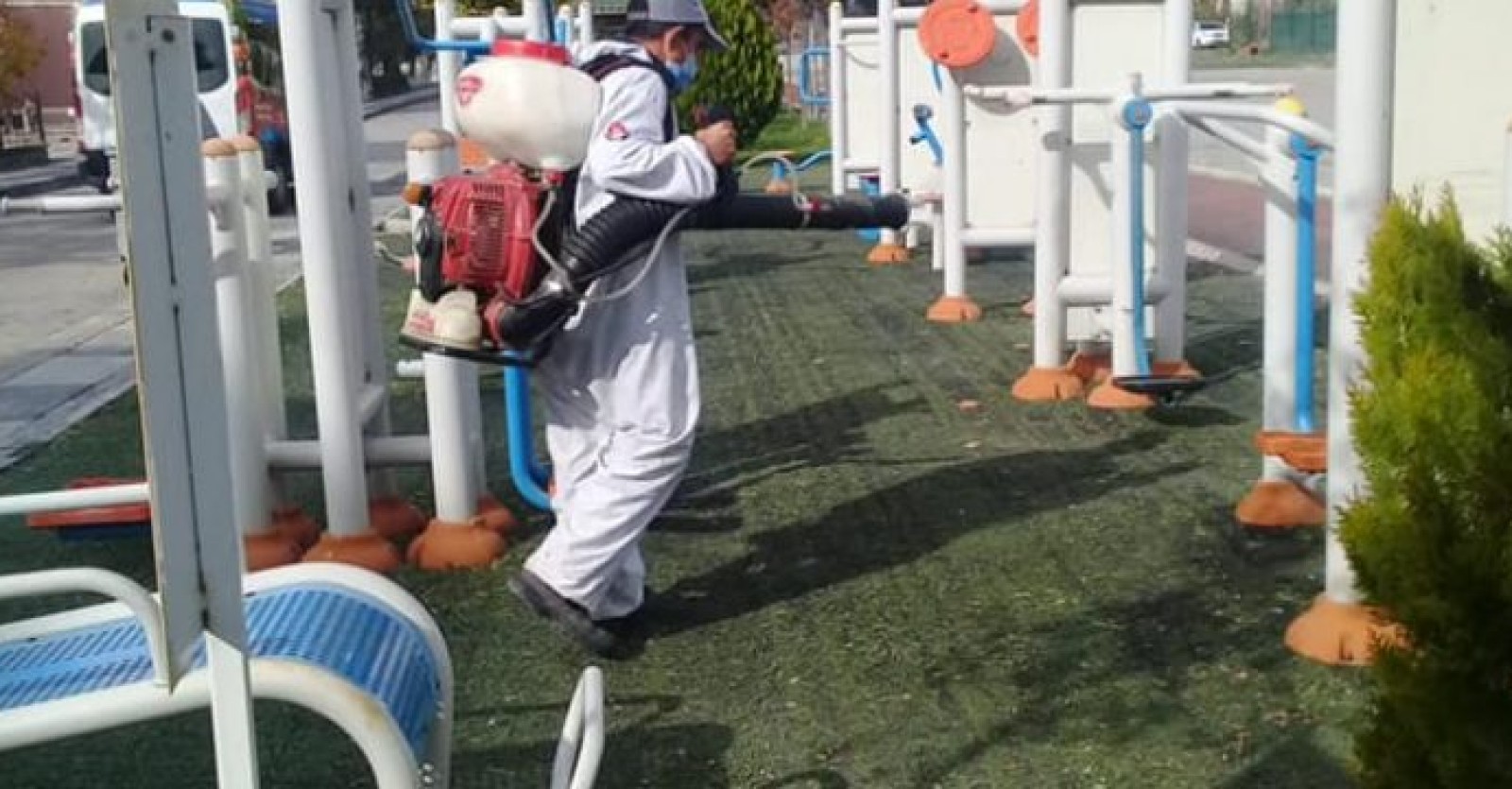 Halkımız ve çocuklarımızın sağlığı için ilçemizde bulunan parklarımızda dezenfekte çalışmalarımıza devam ediyoruz.
