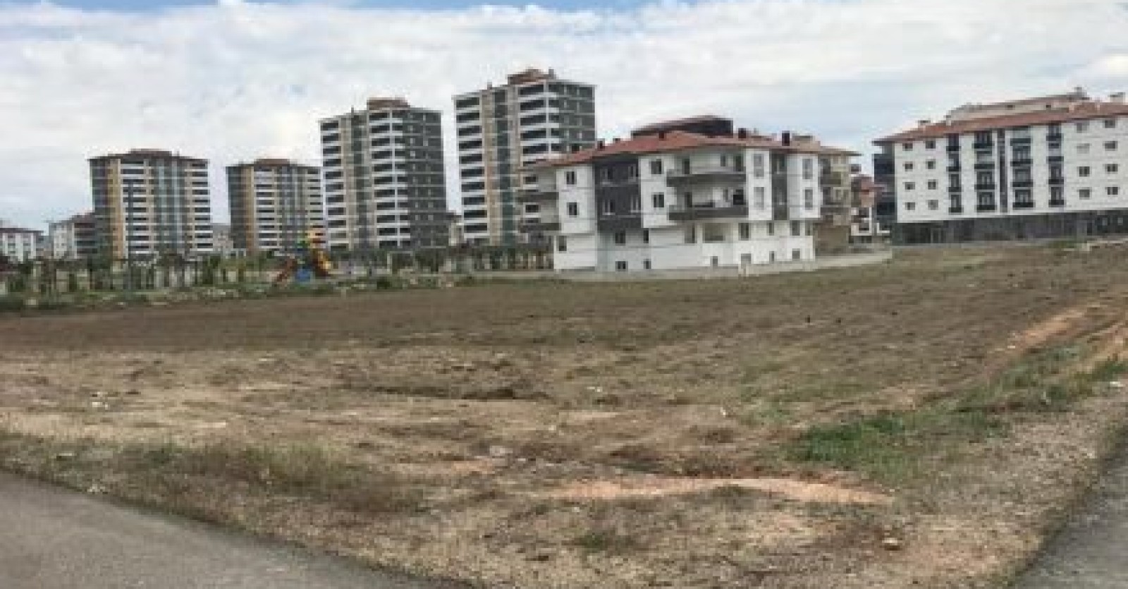 Cadde, sokak, park ve bahçelerimizin yanı sıra boş arazileri yabani ot ve atıklardan arındırıyoruz.