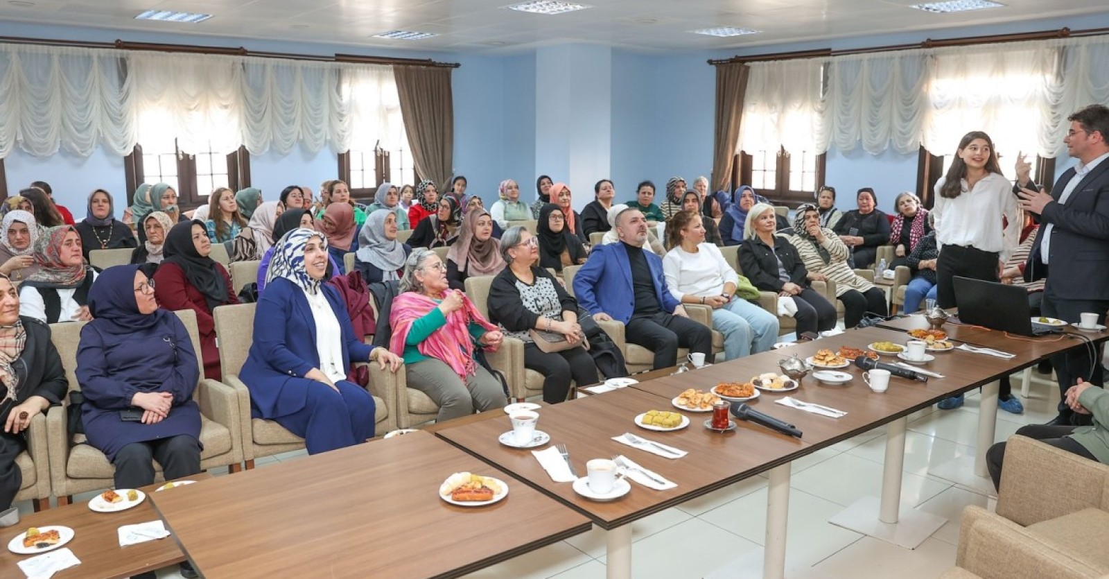 BAŞKAN ERCAN İŞİTME ENGELLİ KADINLARLA BULUŞTU