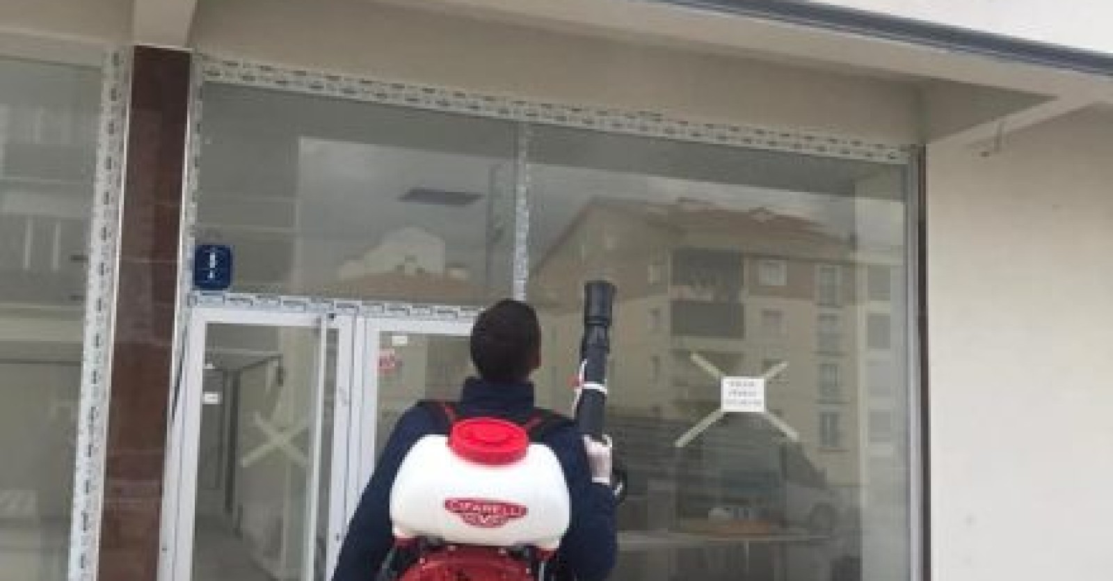Yenikent bölgemizde binaların dış cepheleri ekiplerimiz tarafından karasinek, sivrisinek ve zararlı haşerelere karşı ilaçlandı.