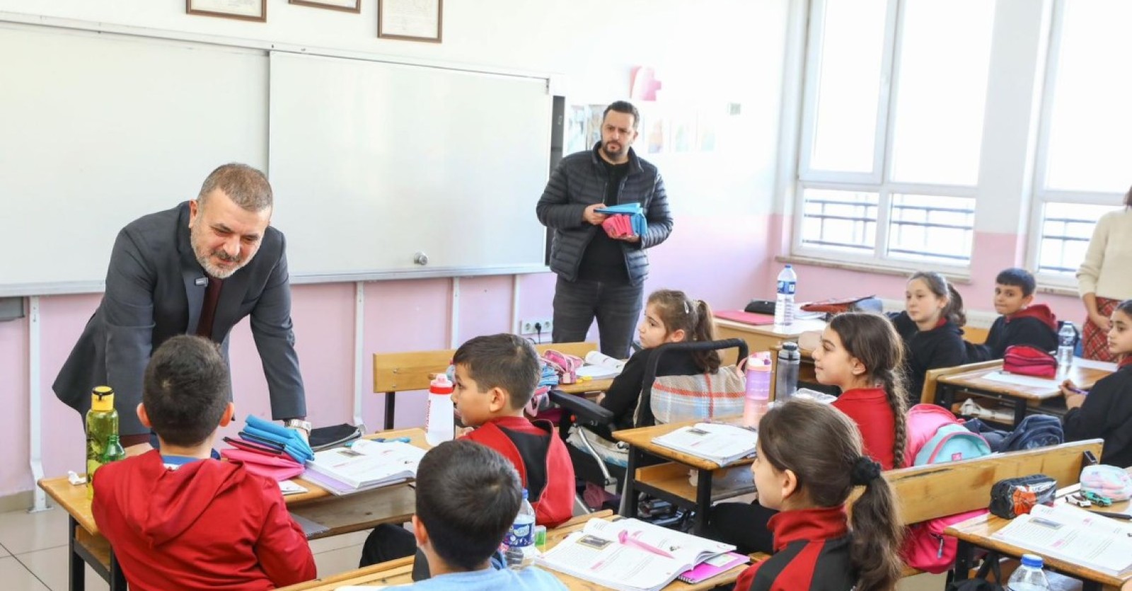BAŞKAN ERCAN MİNİK ÖĞRENCİLERİN YÜZÜNÜ GÜLDÜRDÜ