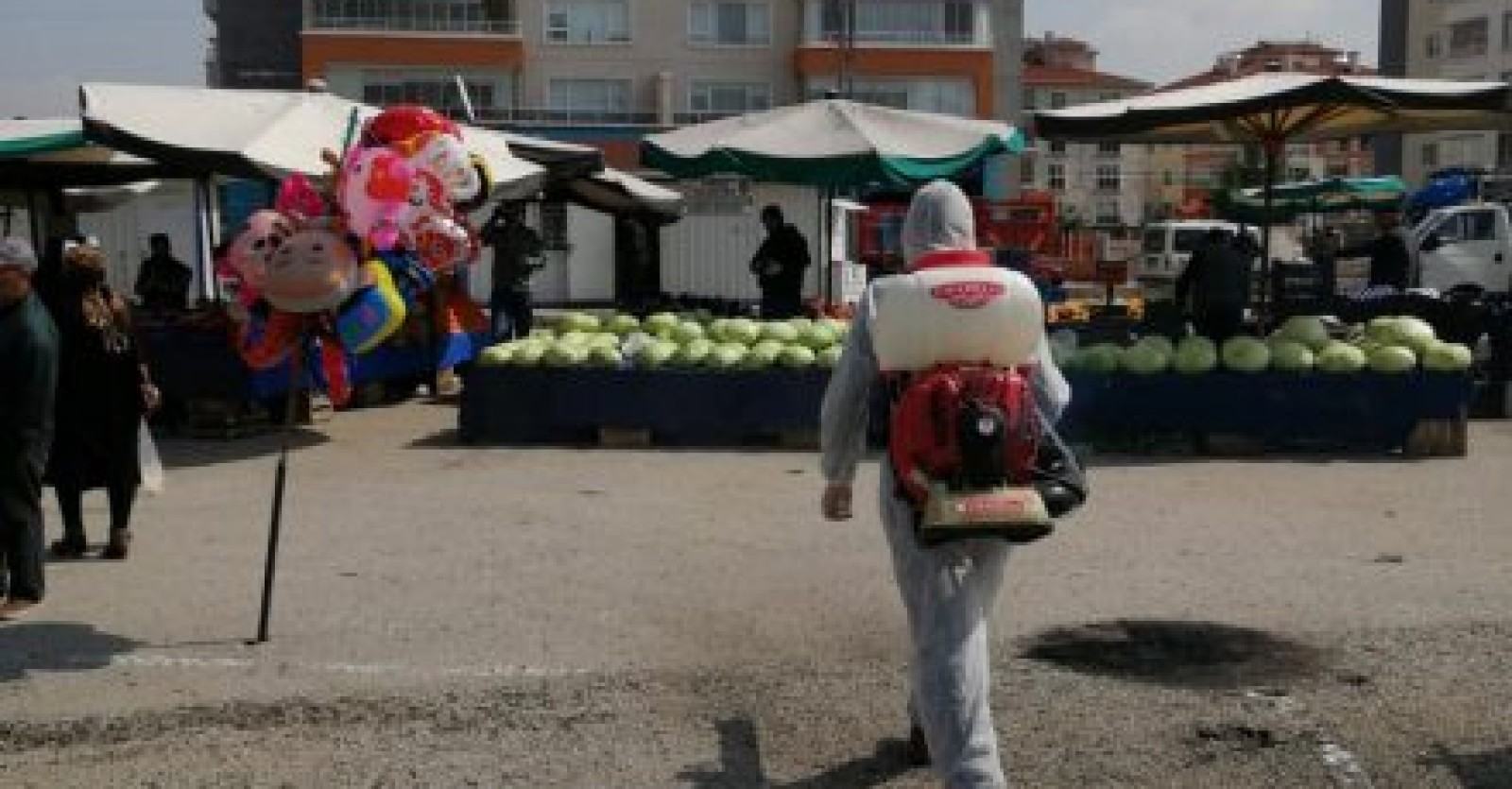 Ekiplerimiz pazar yerlerimizde sağlık kriterlerine uygun olan solüsyonlarla dezenfekte çalışmalarına devam ediyor.