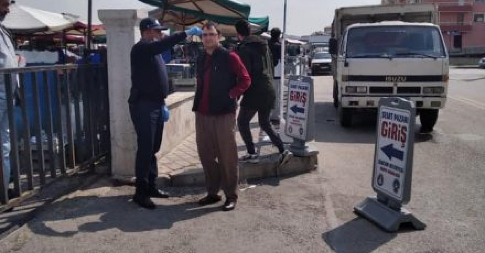 İlçe genelindeki semt pazarlarımızın girişinde vatandaşlarımızın ateşini ölçüyor, sosyal mesafe kuralını titizlikle uyguluyoruz.