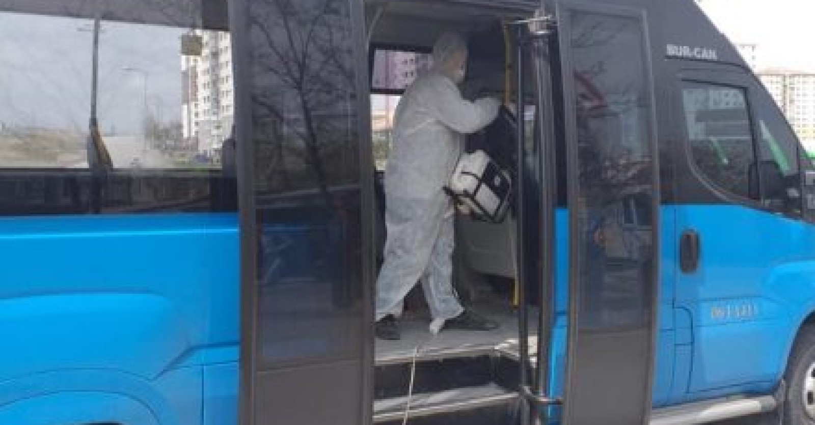 İlçemiz genelinde hizmet veren toplu taşıma araçlarımızın dezenfekte işlemlerine aralıksız devam ediyoruz.