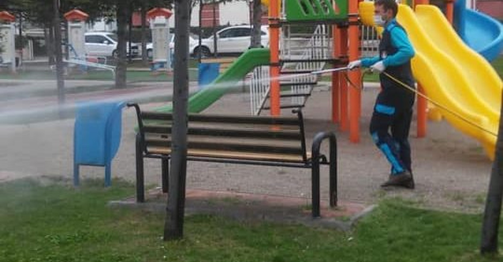 Ekiplerimiz, İstasyon Mahallemizde bulunan parklarda ilaçlama işlemi gerçekleştiriyor…