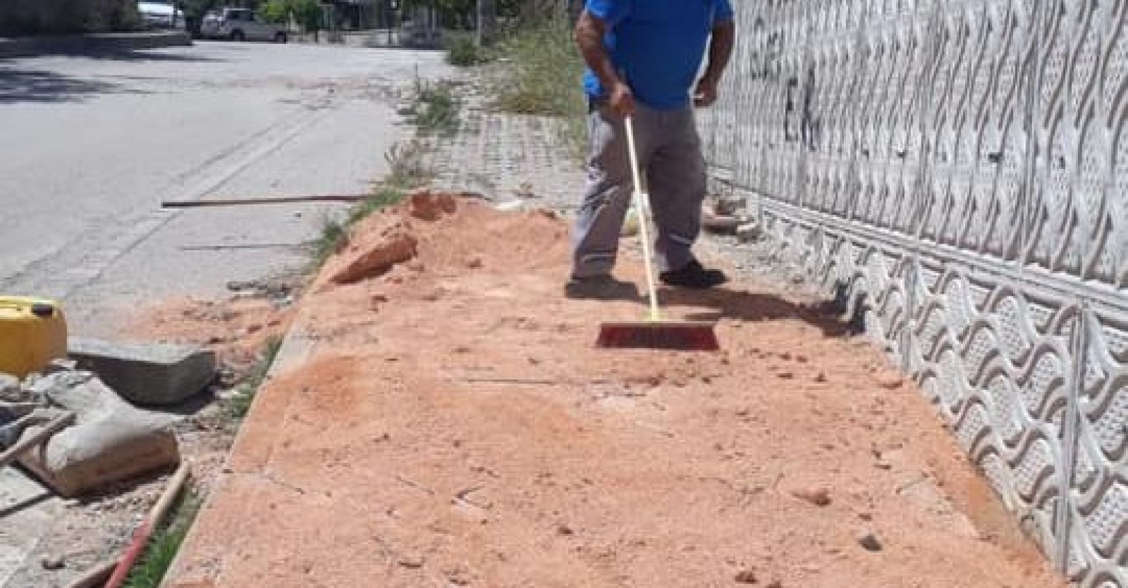 Fen İşleri Müdürlüğü ekiplerimiz tarafından Malazgirt Mahallesi, Mekik Sokak ve Andiçen Mahallesi, Uğur Sokak’ta kaldırım çalışmalarımız tüm hızıyla devam ediyor.