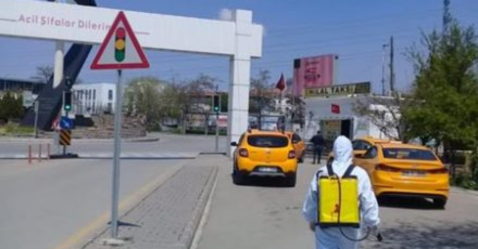 Vatandaşlarımızın sıklıkla kullandığı ticari taksi duraklarını dezenfekte ediyor, virüs ve bakterilerin bulaşmasının önüne geçmek için özverili bir şekilde çalışıyoruz.