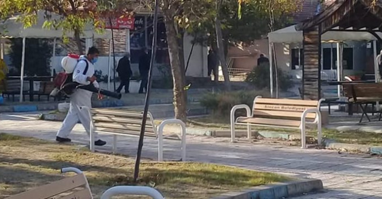 Koronavirüse karşı ilçemizdeki ortak kullanım alanlarını dezenfekte etmeye devam ediyoruz.