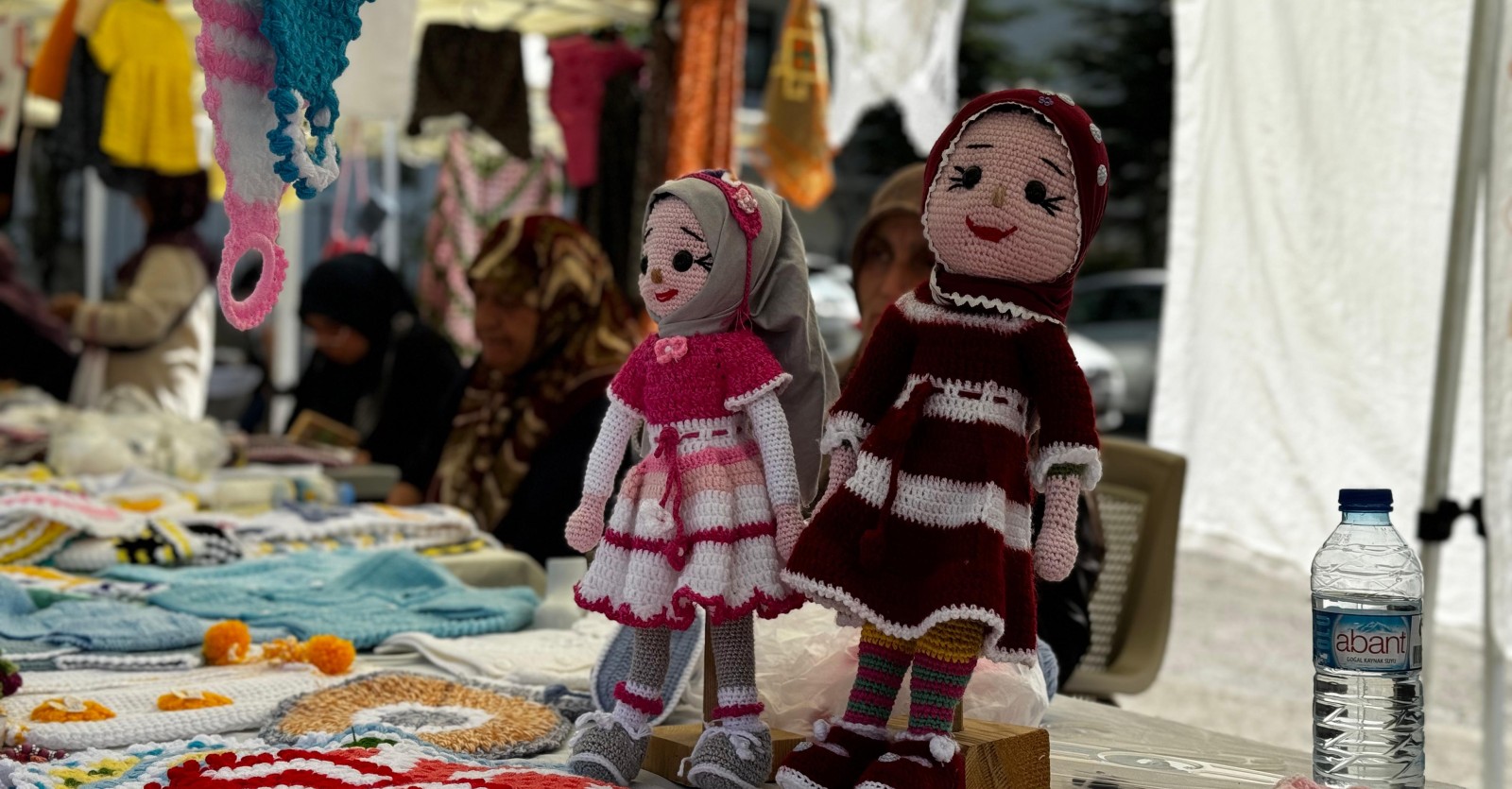 SİNCANLI HANIMLAR HEM ÖRÜYOR, HEM SATIYOR