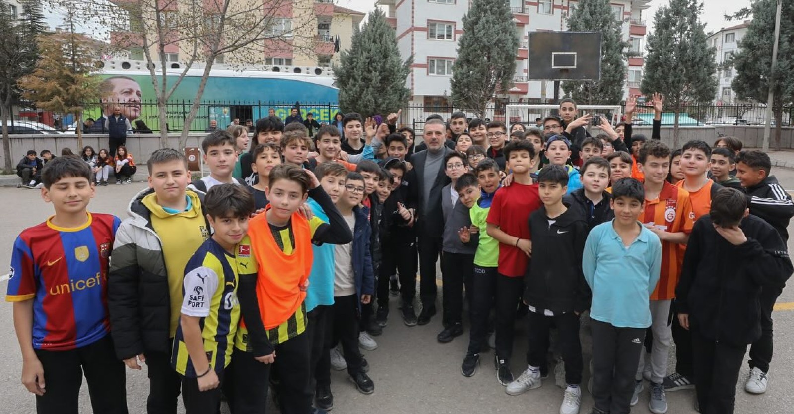 BAŞKAN ERCAN HER DAİM GENÇLER VE ÇOCUKLARLA İÇ İÇE