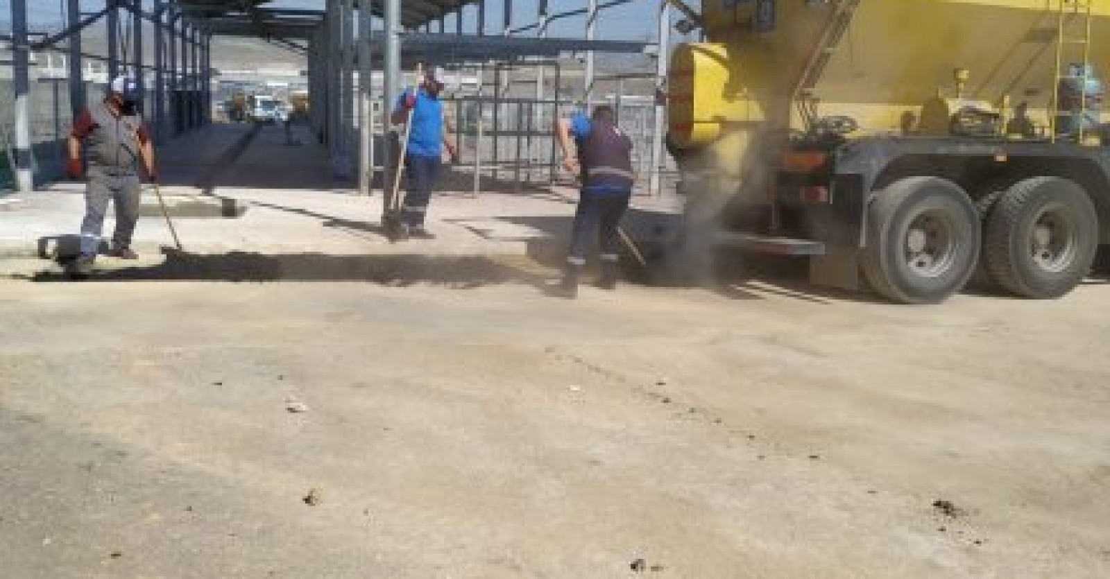 Vatandaşlarımızın Kurban Bayramı’nda zorluk yaşamamaları için Yeniçimşit Mahallesi kurban pazarında asfalt yama çalışması gerçekleştirdik.