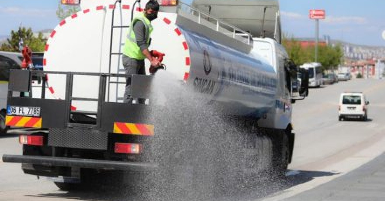 İlçemizin her tarafını vatandaşlarımızın sağlığı için dezenfekte etmeye devam ediyoruz.