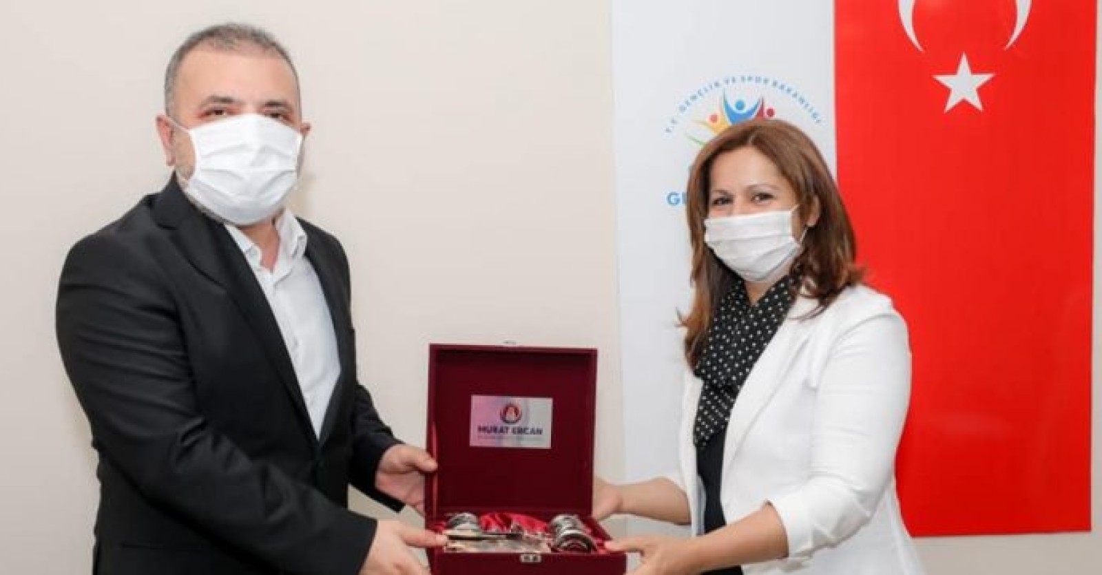 BAŞKAN ERCAN MUHTARLARLA BİR ARAYA GELDİ. BAŞKAN ERCAN‘DAN SİNCAN GENÇLİK MERKEZİ MÜDÜRÜ NURDAN KARADUMAN’A HAYIRLI OLSUN ZİYARETİ