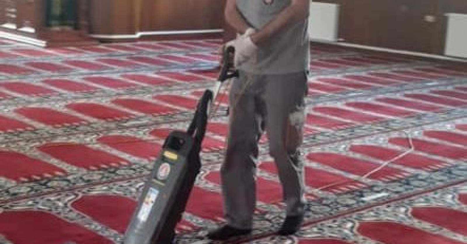 İlçemizde bulunan cami ve mescitleri sanayi tipi makinalarla süpürerek, gerekli temizlik işlemlerine rutin olarak devam ediyoruz.