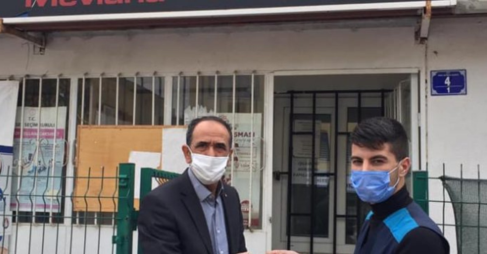 Pandemi sürecinde büyük bir özveriyle çalışan kıymetli muhtarlarımıza dezenfektan hediye ettik.