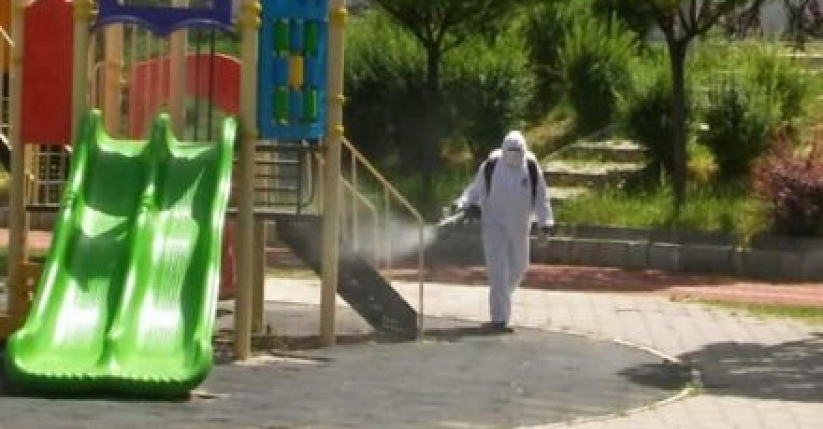 İlçemizde bulunan parklar ve yeşil alanların dezenfekte işlemlerini rutin olarak sürdürüyoruz.