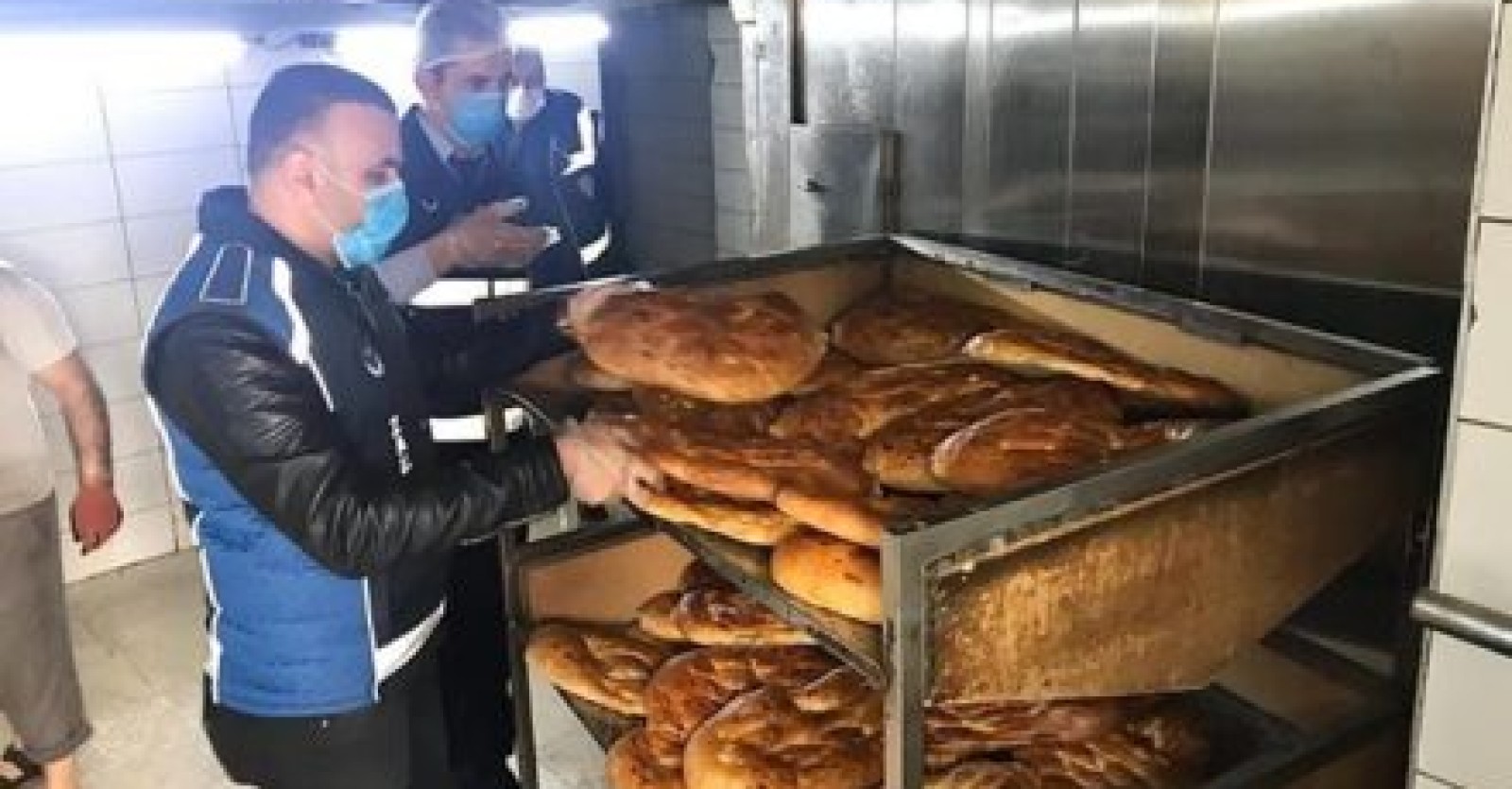 Zabıta ekiplerimiz, Ramazan ayı sebebiyle vatandaşlarımızın en çok rağbet ettiği işletmelerin başında gelen fırınları denetleyerek hem halk sağlığı için gerekli uyarıları yapıyor hem de rutin kontrollerini gerçekleştiriyor.