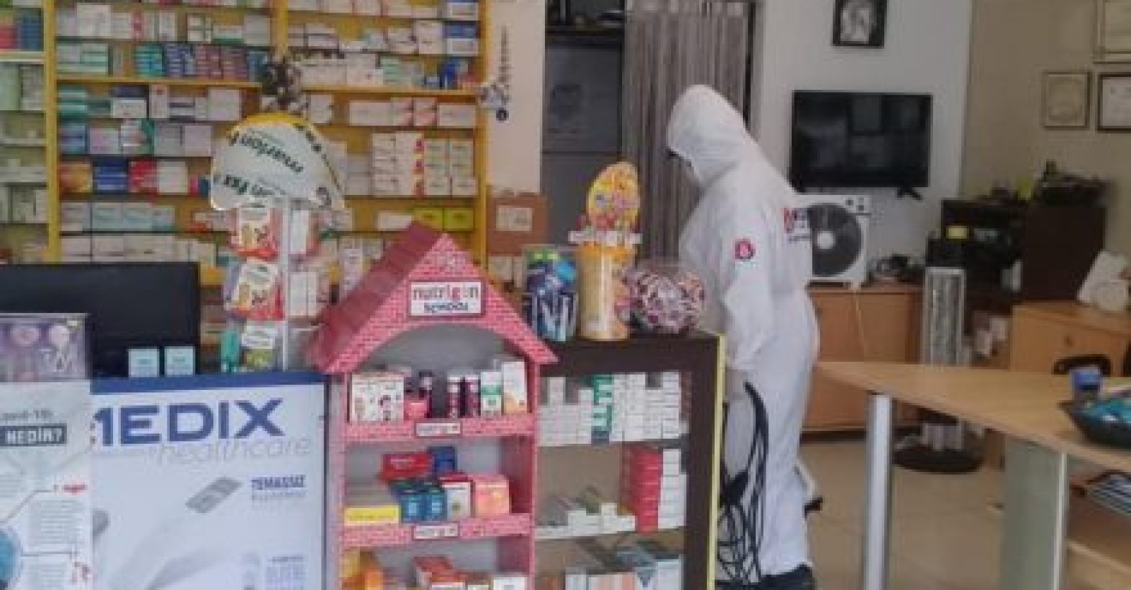 Sincanımızın fedakar eczacıları ve çalışanlarının yanı sıra eczane hizmeti alan vatandaşlarımızın sağlığını korumak için, eczanelerimiz ekiplerimiz tarafından düzenli olarak dezenfekte ediliyor.