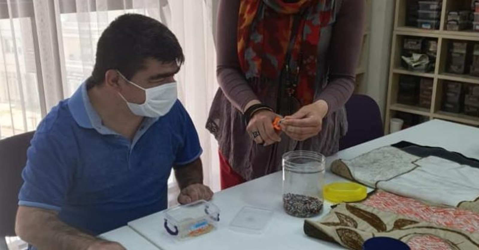 Öğrencilerimizi ilk olarak Koronavirüs hakkında bilgilendirdik ve kendilerine hijyen paketi dağıttık.