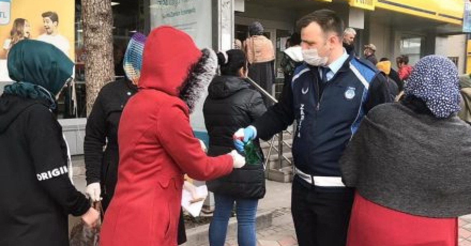 Zabıta ekiplerimiz sosyal mesafenin korunması yönünde halkımıza gerekli uyarıları yapmaya devam ediyor.