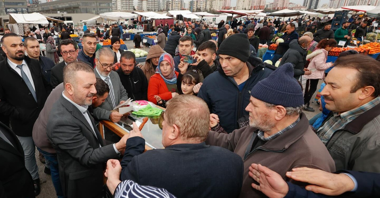 BAŞKAN ERCAN’DAN PAZARDA VATANDAŞLARA TATLI İKRAMI