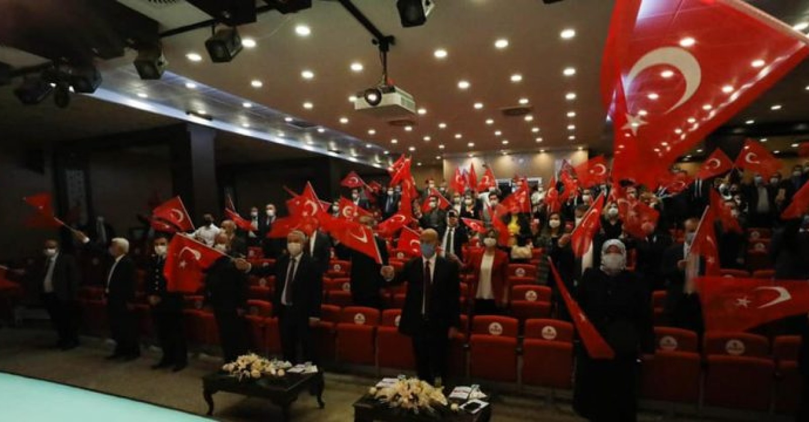 Cumhuriyetimizin 97. Yılı kutlamaları kapsamında Lale Konferans Salonu’nda düzenlenen programa Sincan İlçe Kaymakamı Abdullah Küçük, İlçe Milli Eğitim Müdürü Ayfer Yıldırım, İlçe Protokolümüz ve Başkan Yardımcımız İhsan Duman katıldı.